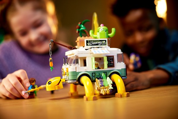 Foto van speelgoed LEGO DREAMZzz Mevr. Castillo's Schildpadbusje_lifestyle03_71456.jpg